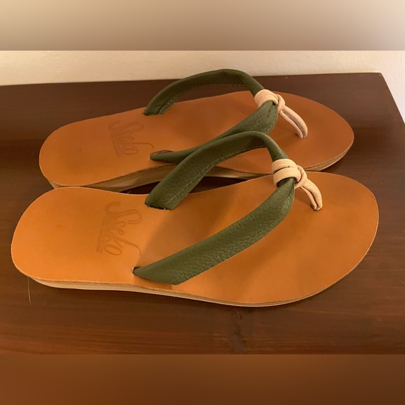 NEW! Size 6 Sseko Leather Flip Flop Sandals - Picture 2 of 2